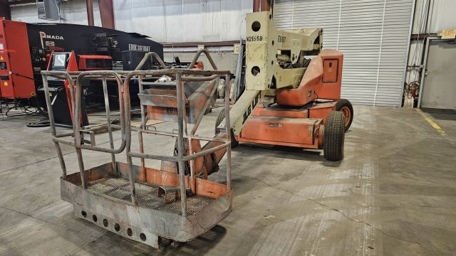 JLG 40 Electric Articulating Boom Lift - 48V DC